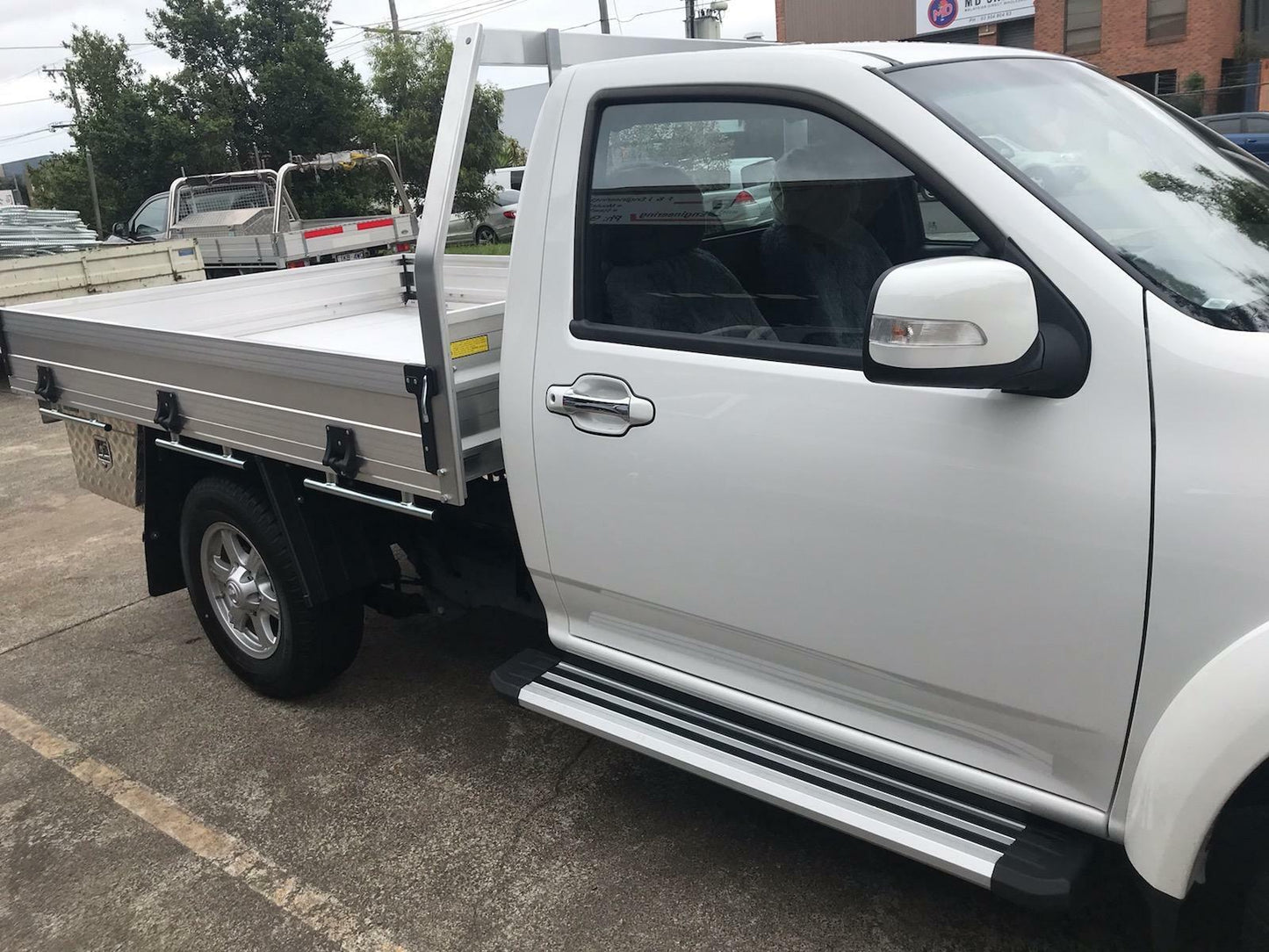 A pair of Single cab Alloy side steps for Hilux 2015-2024 (S6)