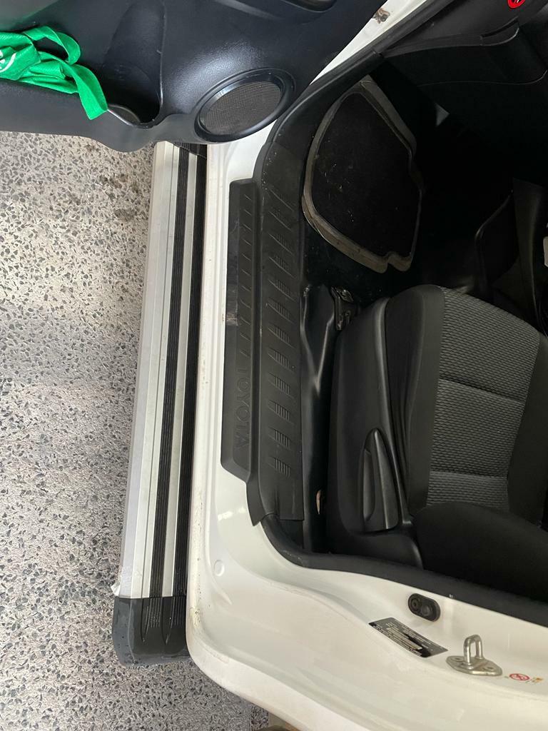 A pair of Single cab Alloy side steps for Hilux 2015-2024 (S6)