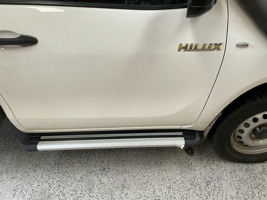 A pair of Single cab Alloy side steps for Hilux 2015-2024 (S6)
