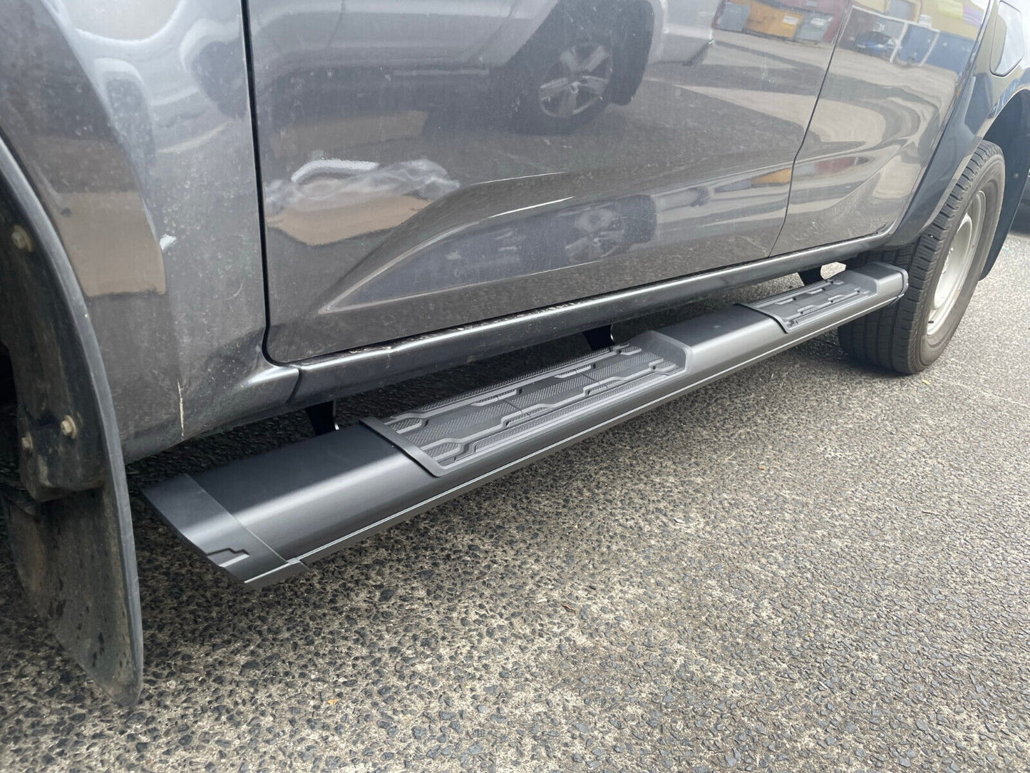 BLACK A PAIR Alloy Side Steps Isuzu D-MAX DMAX Crew/Dual Cab 09/2020-2024 (S8)