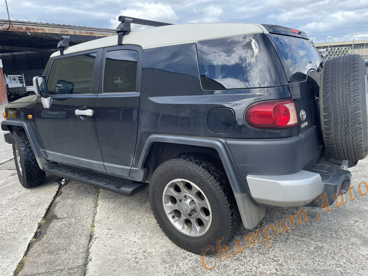 A pair of Black side steps for FJ Cruiser