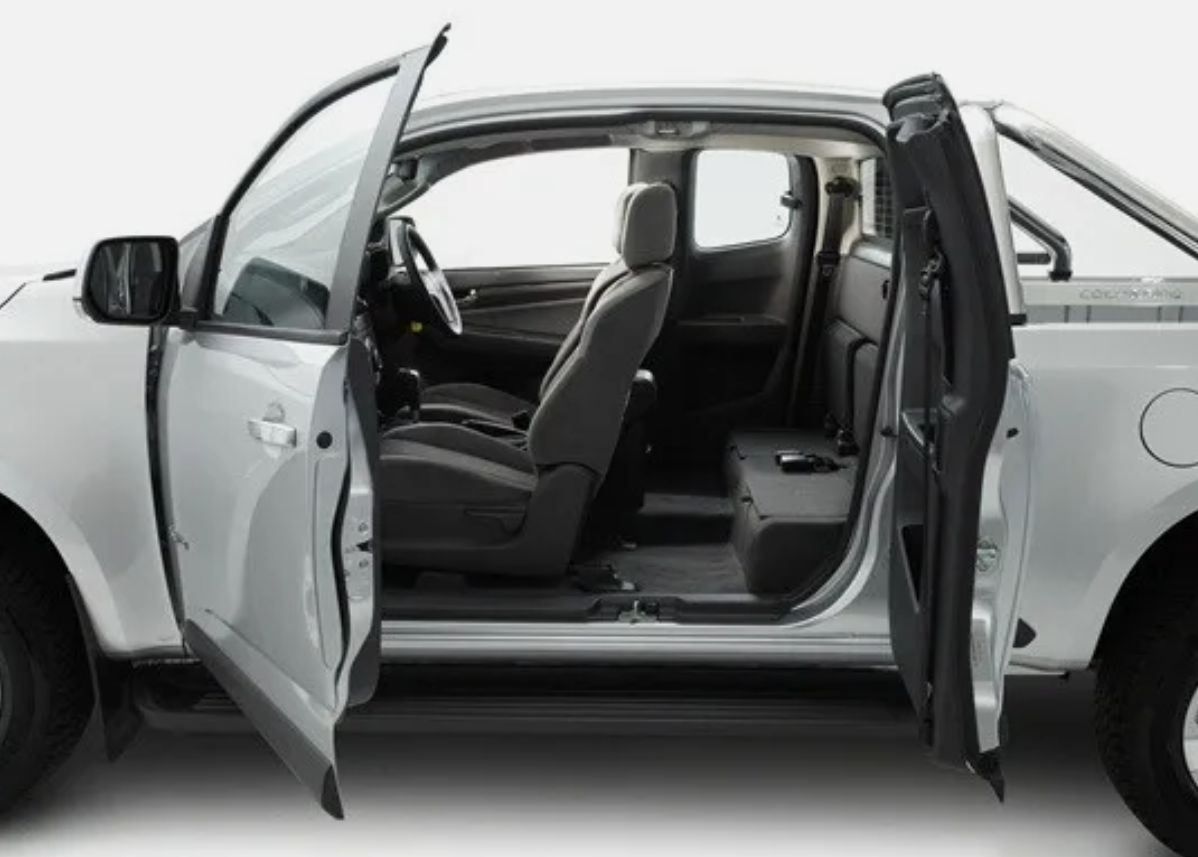 Black ALLOY Side Steps For Toyota Hilux Extra Cab 2015-2024 (HD24)